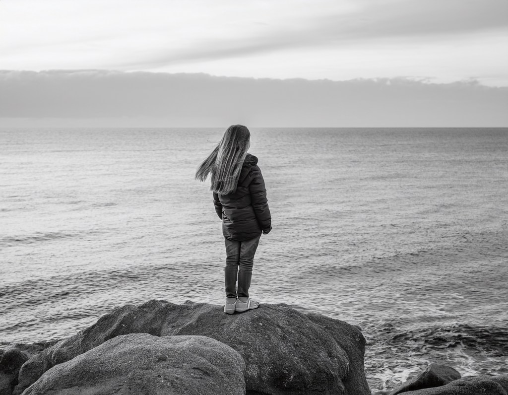 KI generiert Mädchen blickt auf das Meer